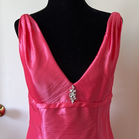 Tutto Bene Iridescent Peach Punch Fit/Flare Rhinestone Gown Sz 6 EUC - Picture 2 of 14